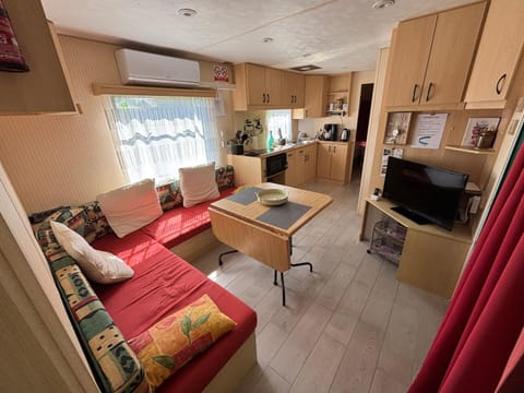 Seating area, air conditioner