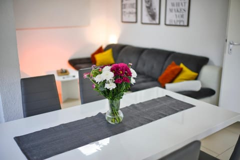 Photo of the whole room, Seating area