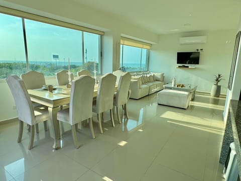 Communal lounge/ TV room, TV and multimedia, Living room, Seating area, Dining area, Evening entertainment, air conditioner