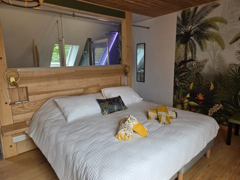 Bed, Photo of the whole room, towels