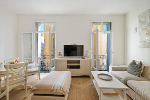 Spring, Winter, Summer, TV and multimedia, Living room, Photo of the whole room, Seating area, Dining area, Autumn, Location, Sunrise, Sunset, heating, air conditioner