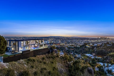 Ocean to City Views, Fire Feature, Water falls Dream Oasis Villa in Beverly Hills