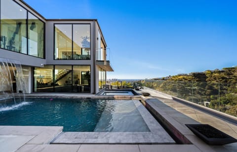 Ocean to City Views, Fire Feature, Water falls Dream Oasis Villa in Beverly Hills