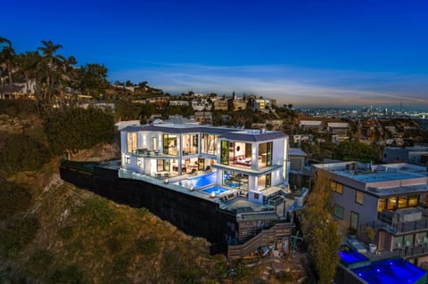 Ocean to City Views, Fire Feature, Water falls Dream Oasis Villa in Beverly Hills
