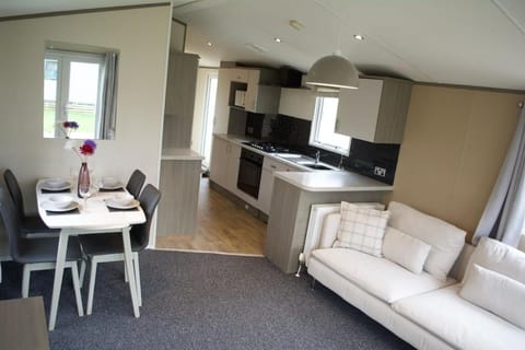 Cosy cabin for 6 in Great Billing Cabin in Northampton