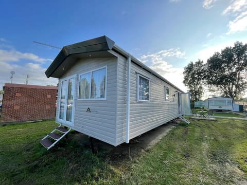 Cosy cabin for 6 in Great Billing Cabin in Northampton