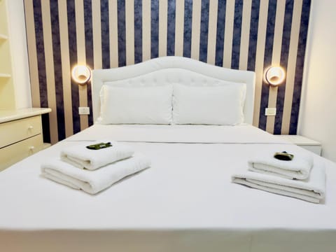 Bed, Photo of the whole room, Bedroom, towels