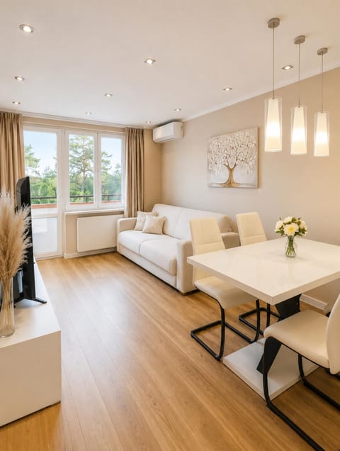 TV and multimedia, Living room, Photo of the whole room, Seating area, Evening entertainment
