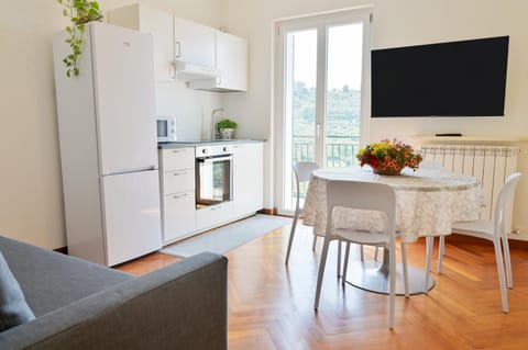 Kitchen or kitchenette, Dining area, oven, stove