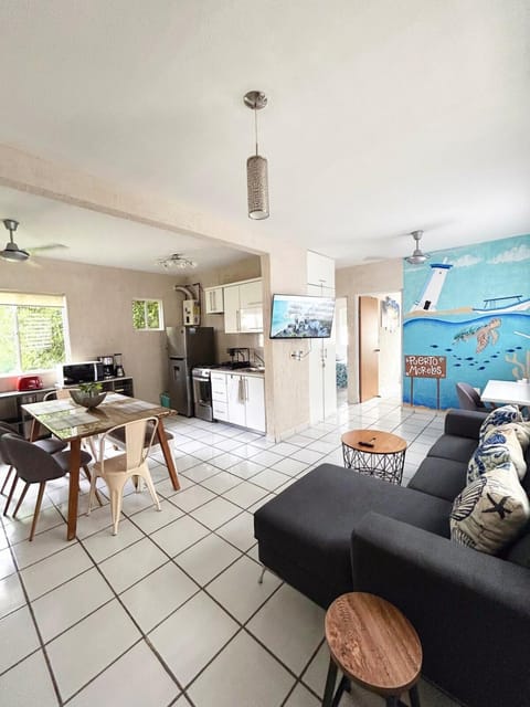 Kitchen or kitchenette, Living room, Seating area, Dining area, oven