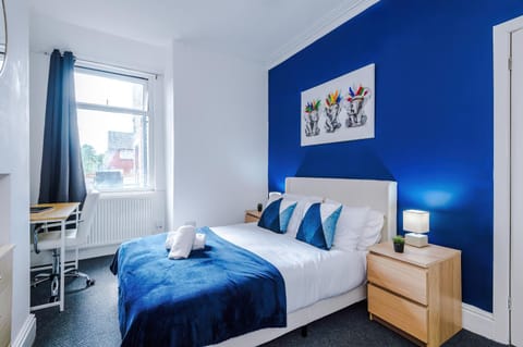 NEW Large 4 Bedroom House, Sleeps 9, Games Room, Free Parking, PS4 House in Manchester