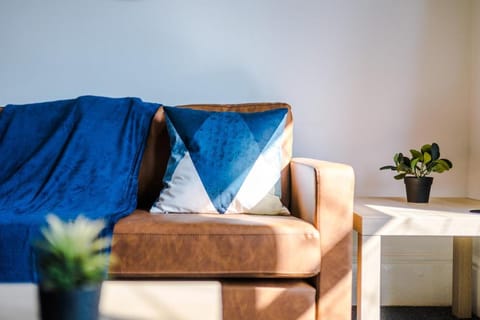 NEW Large 4 Bedroom House, Sleeps 9, Games Room, Free Parking, PS4 House in Manchester