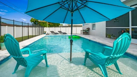 Pool view, Swimming pool, sunbed