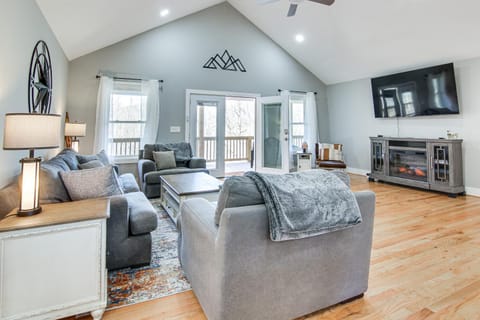 Modern Retreat with Mtn Views in Maggie Valley! House in Maggie Valley