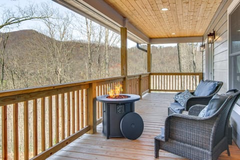 Modern Retreat with Mtn Views in Maggie Valley! House in Maggie Valley