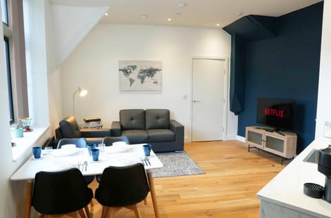 TV and multimedia, Living room, Seating area, Dining area