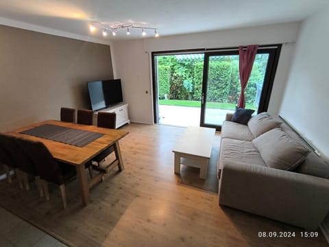 Communal lounge/ TV room, TV and multimedia, Living room, Seating area, Dining area, Evening entertainment