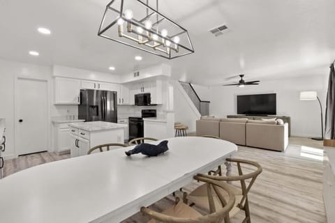 Sun-Drenched Terrace: Chic w Grille Firepit Pool House in Glendale