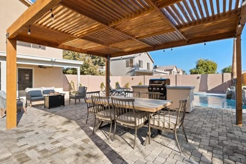 Sun-Drenched Terrace: Chic w Grille Firepit Pool House in Glendale