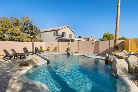 Sun-Drenched Terrace: Chic w Grille Firepit Pool House in Glendale