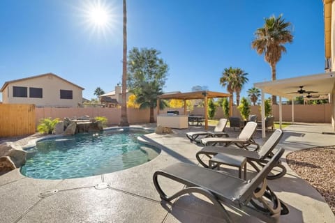 Sun-Drenched Terrace: Chic w Grille Firepit Pool House in Glendale