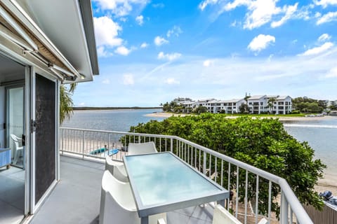 View (from property/room), Balcony/Terrace, Living room, River view