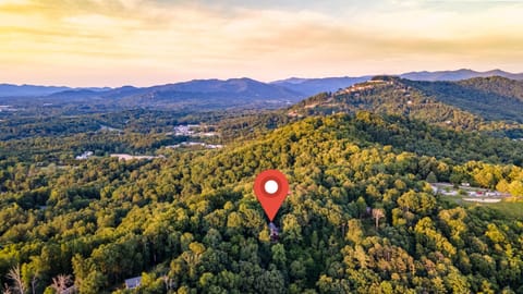 Mountain hideaway long range views with pool table, hot tub and spectacular fireplace House in Woodfin