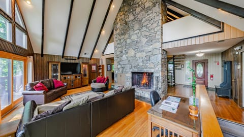 Mountain hideaway long range views with pool table, hot tub and spectacular fireplace House in Woodfin