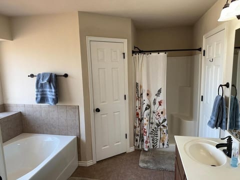 Shower, Bathroom, Bath, towels