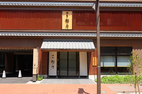 Facade/entrance