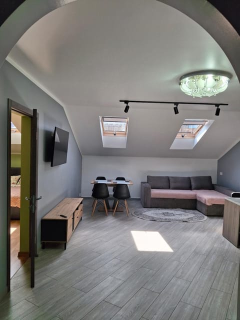 Communal lounge/ TV room, TV and multimedia, Living room, Seating area, Evening entertainment