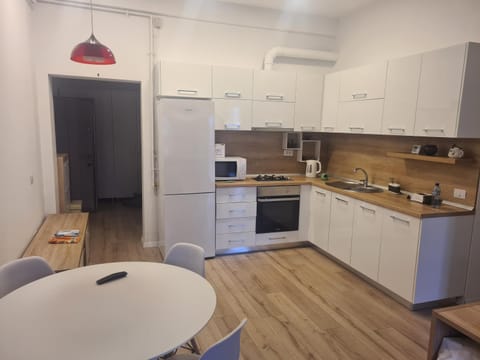 Kitchen or kitchenette, Dining area, oven