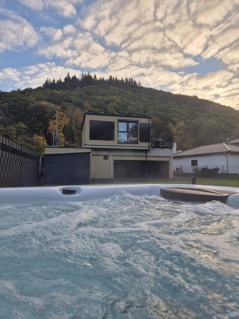 Property building, Hot Tub, Mountain view