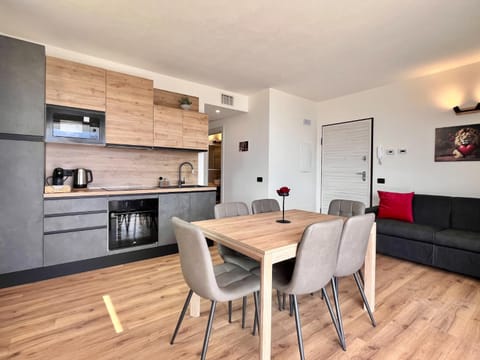 Kitchen or kitchenette, Living room, Seating area, Dining area