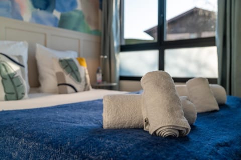 Photo of the whole room, towels