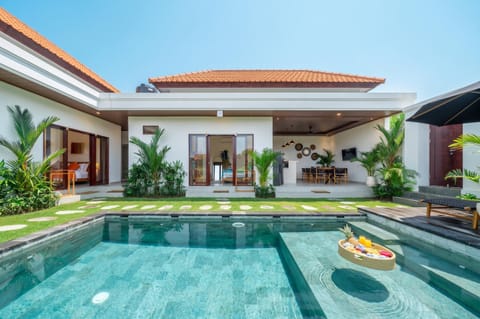 Property building, Patio, Swimming pool, Swimming pool, sunbed