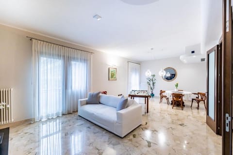 Bed, Seating area