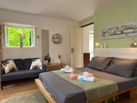 Bed, Living room, Photo of the whole room, Seating area, Bedroom, towels