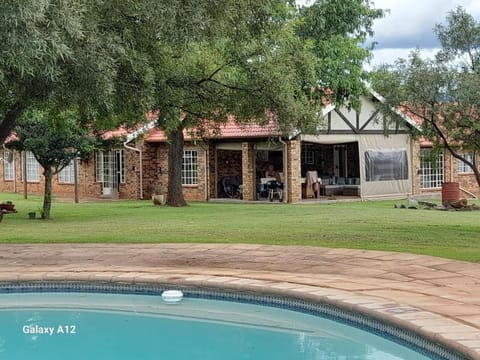 Property building, Garden, Garden view, Pool view, Swimming pool