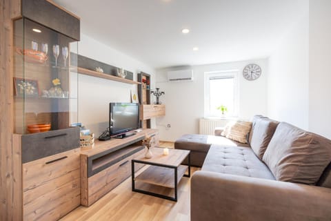 TV and multimedia, Living room, Seating area, Evening entertainment