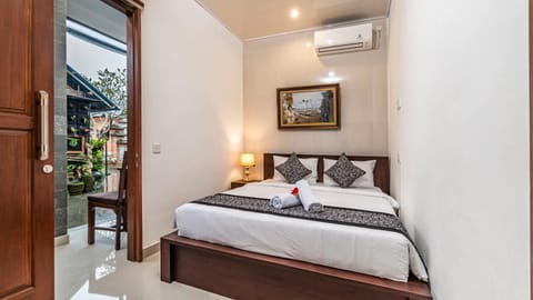 Bed, Photo of the whole room, Bedroom, towels, air conditioner