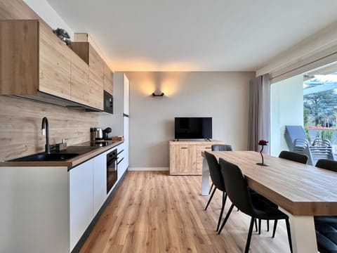 TV and multimedia, Kitchen or kitchenette, Dining area, dishwasher, oven, stove