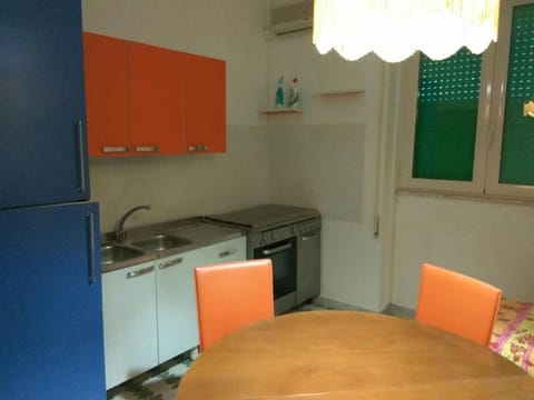 Kitchen or kitchenette, Dining area, stove