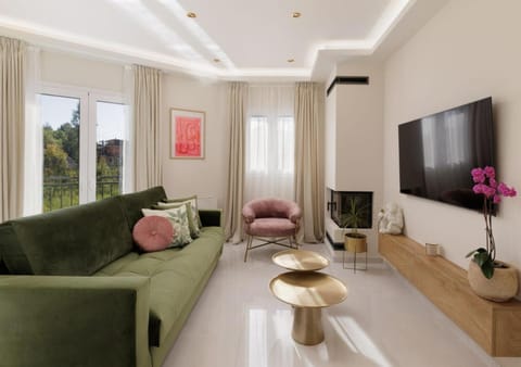 TV and multimedia, Living room, Seating area, Evening entertainment