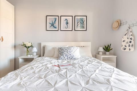 Bed, Photo of the whole room, Decorative detail, Bedroom