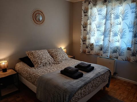 Bed, Photo of the whole room, Bedroom, towels