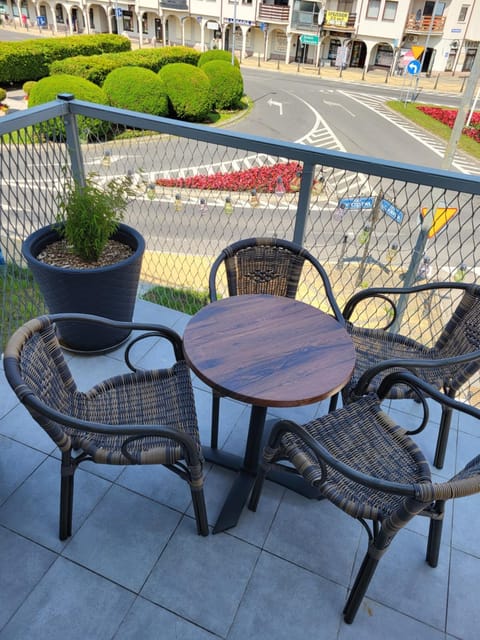 View (from property/room), Balcony/Terrace, Street view