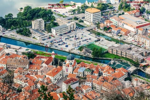 Nearby landmark, Restaurant/places to eat, Neighbourhood, Natural landscape, Beach, Supermarket/grocery shop, Shopping Area