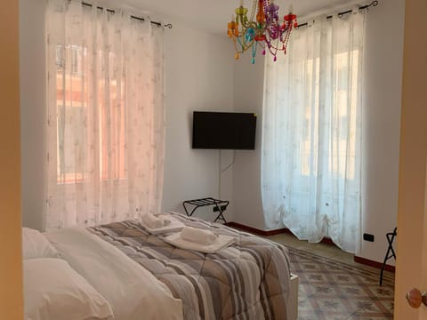 Bed, TV and multimedia, Photo of the whole room, Bedroom