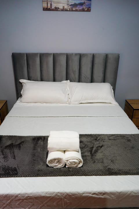 Bed, Photo of the whole room, Bedroom, towels